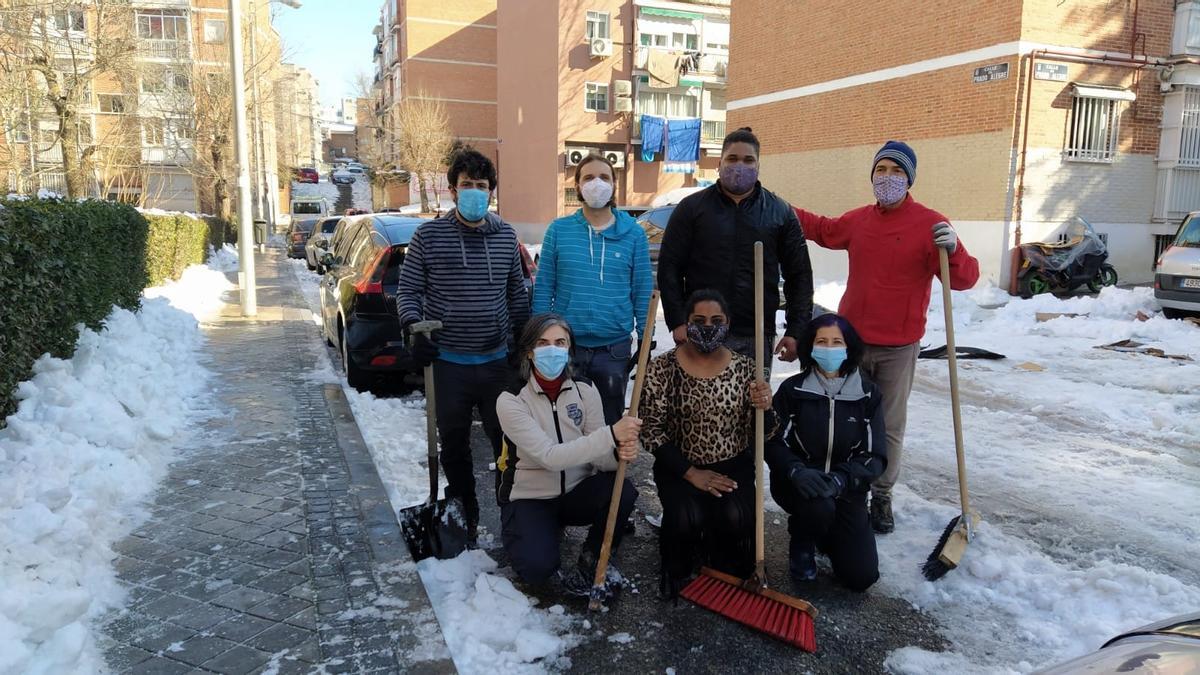 Los vecinos se apañaron con la herramientas que pudieron conseguir.