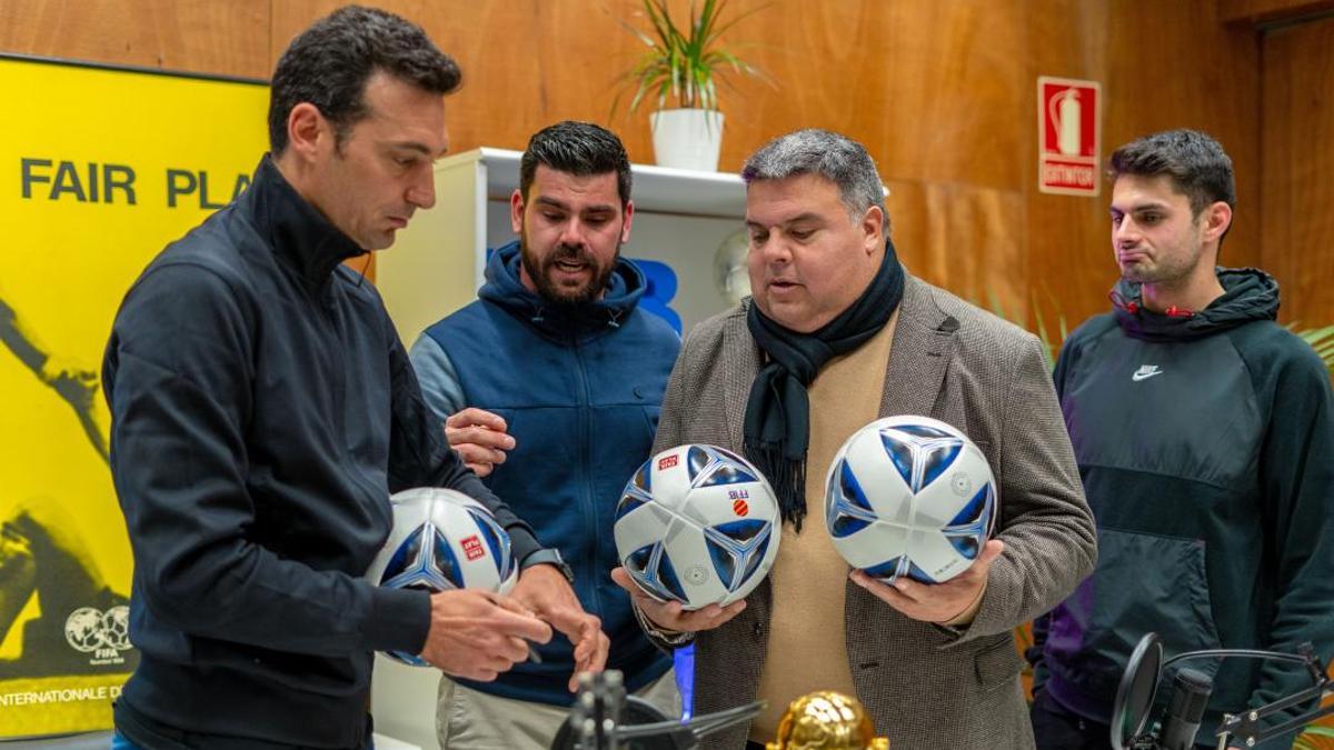Scaloni firma unos balones de fútbol durante la presentación de la nueva app de la FFIB.