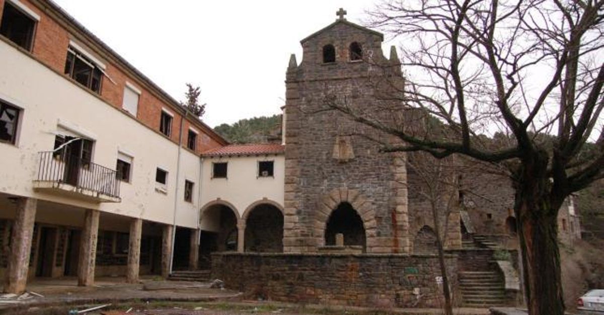Interior de la iglesia, despojada de todos los elementos, salvo de los hierros del púlpito.