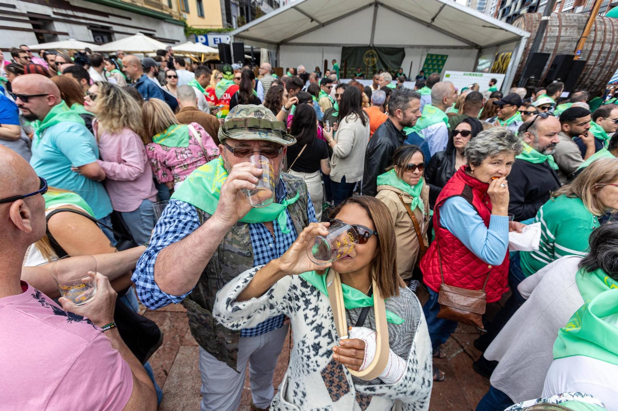 EN IMÁGENES: El buen tiempo y el oviedismo maridan una preba de la sidra multitudinaria en Gascona