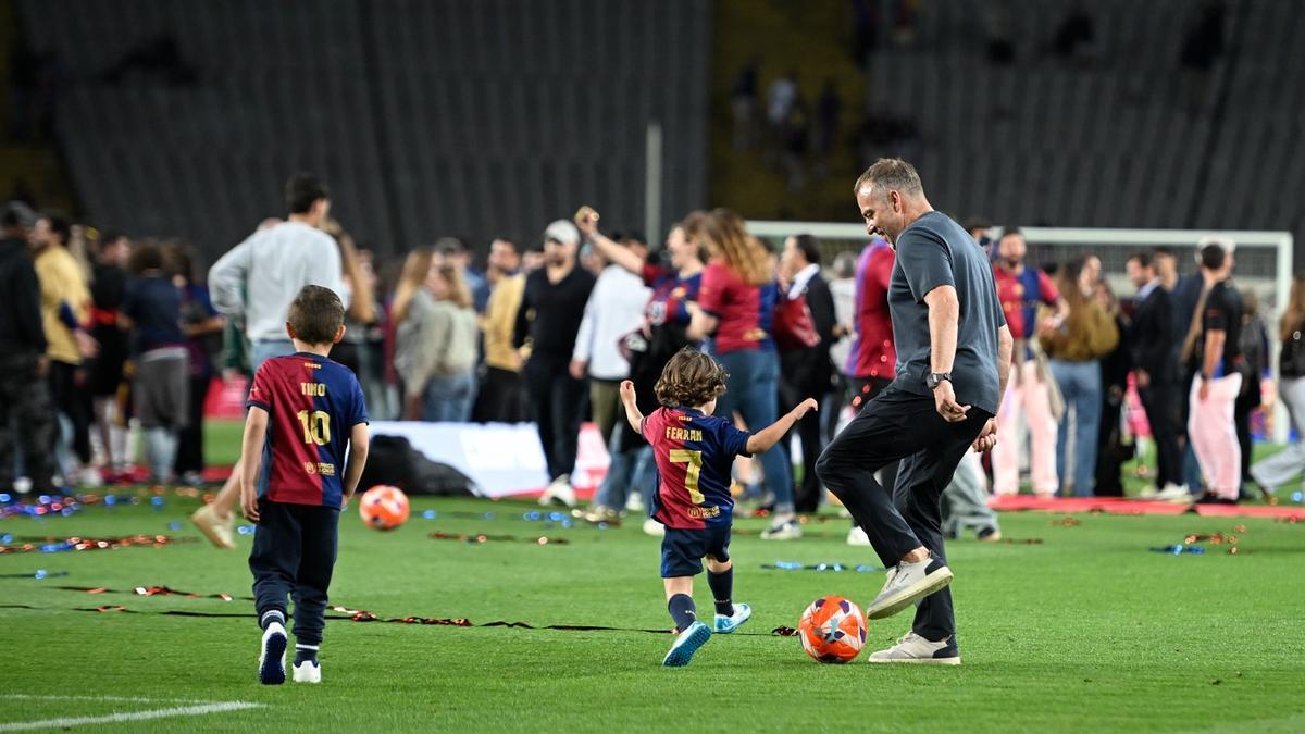 Flick juega con su nieto en Montjuïc tras celebrar el triplete doméstico.
