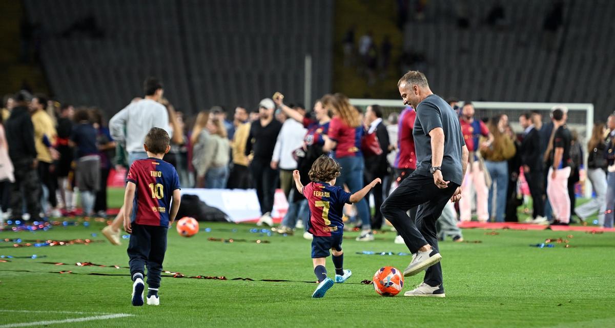 Flick juega con su nieto en Montjuïc tras celebrar el triplete doméstico. Flick juega con su nieto en Montjuïc tras celebrar el triplete doméstico.