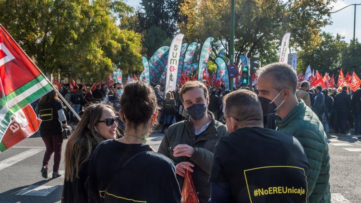 Concentración en Sevilla en defensa del empleo en Unicaja Banco.