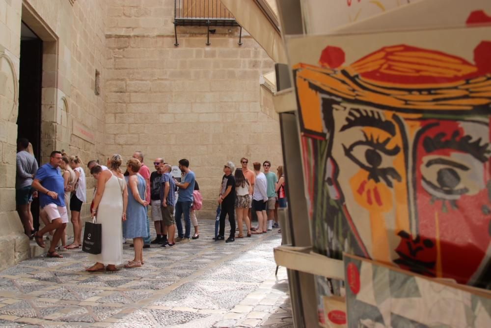 Largas colas en el Museo Picasso para despedir a Warhol