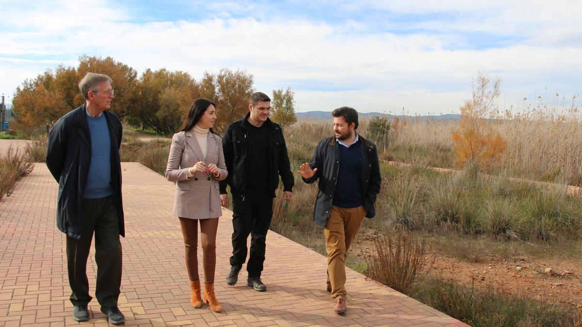 La alcaldesa de Torreblanca, Tania Agut, y el director general de Costas de la Conselleria de Infraestructuras, Marc García, visitaron el Prat.