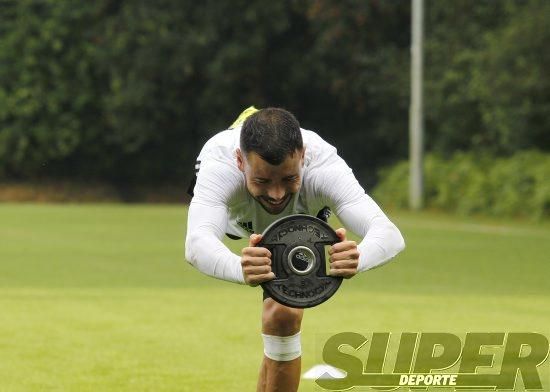 La plantilla entrena bajo la lluvia con el 'shock'