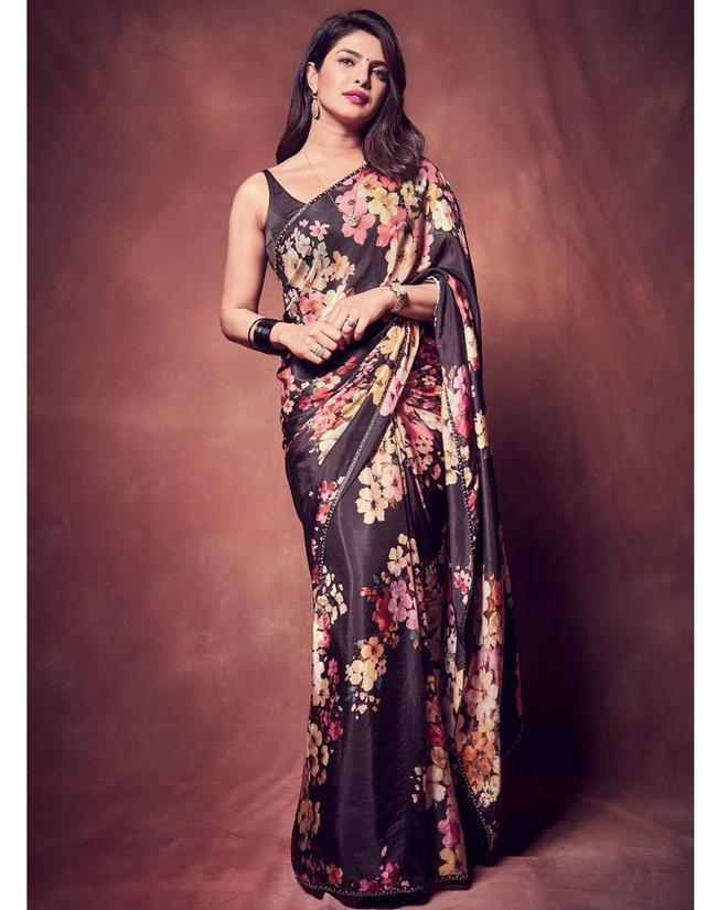 Priyanka Chopra con sari de seda de Sabyasachi Mukherjee (Instagram: @PriyankaChopra)