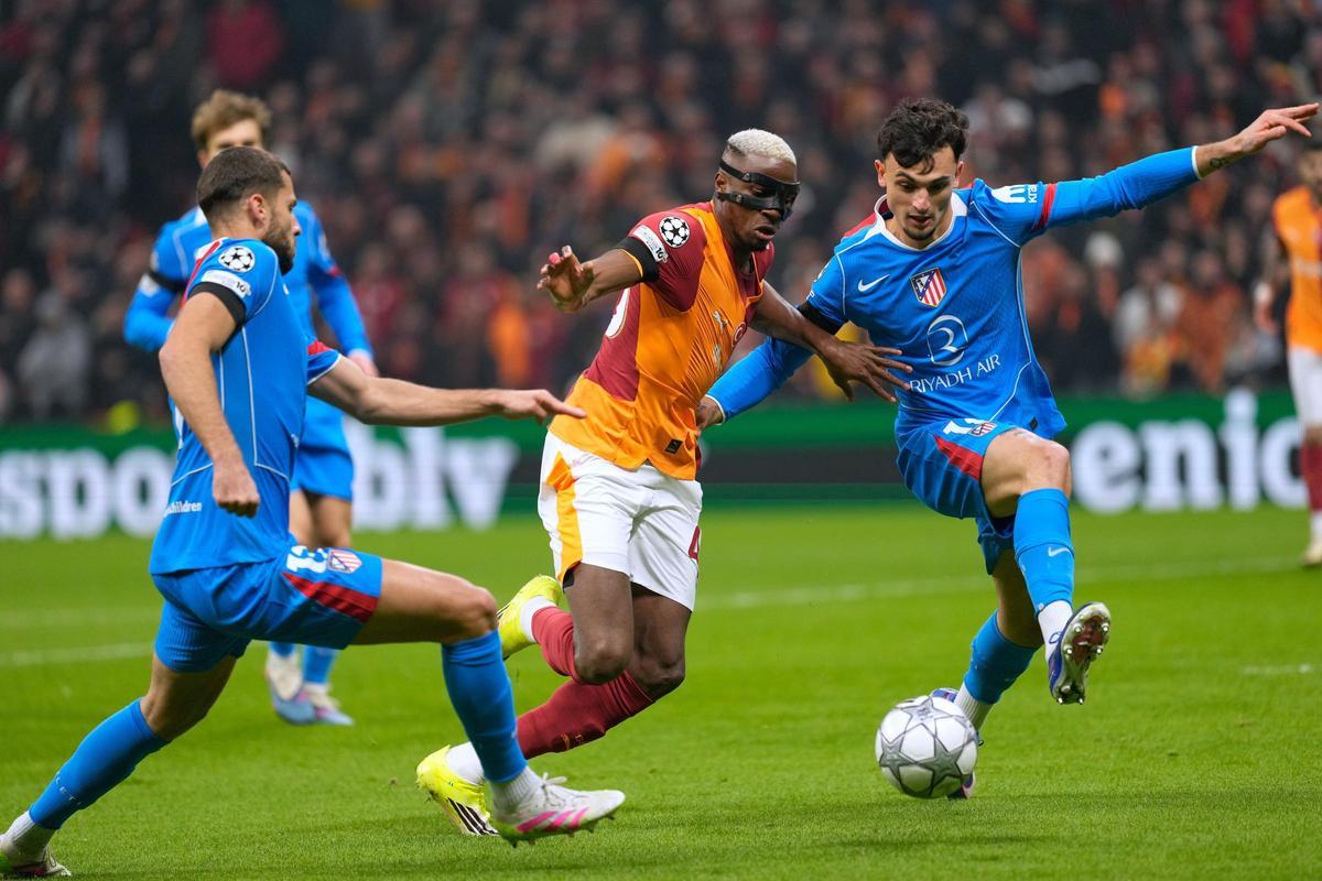 Victor Osimhen pelea un balón con Pubill y Hancko en el Galatasaray-Atlético