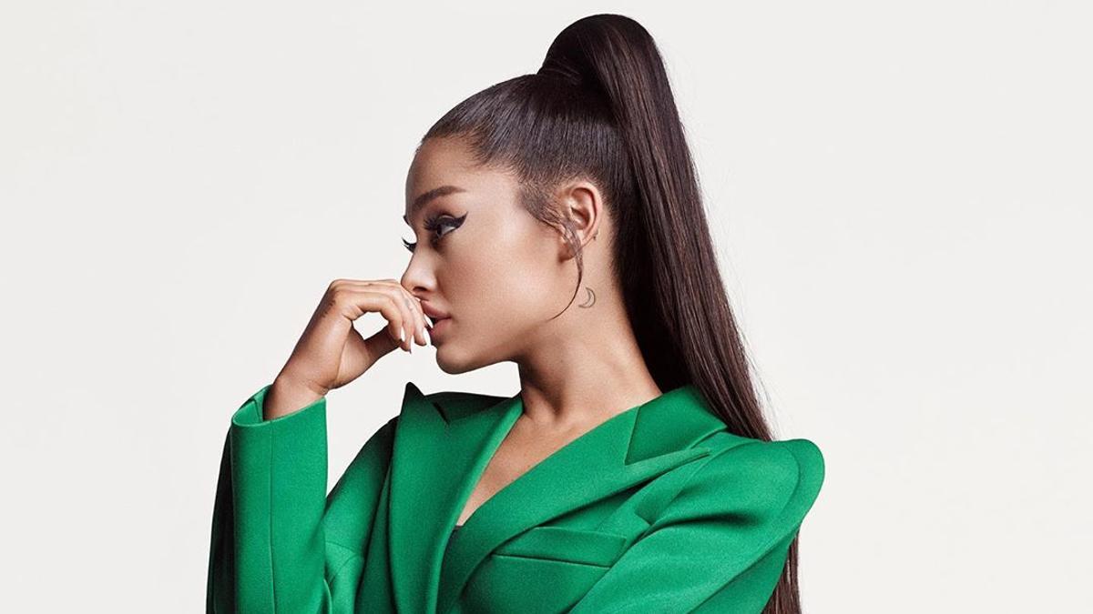 Ariana Grande con traje verde de Givenchy. Instagram @givenchyofficial