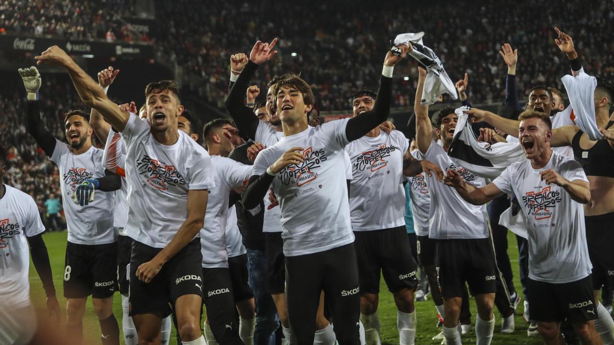 El equipo celebra con la afición su pase a la final.