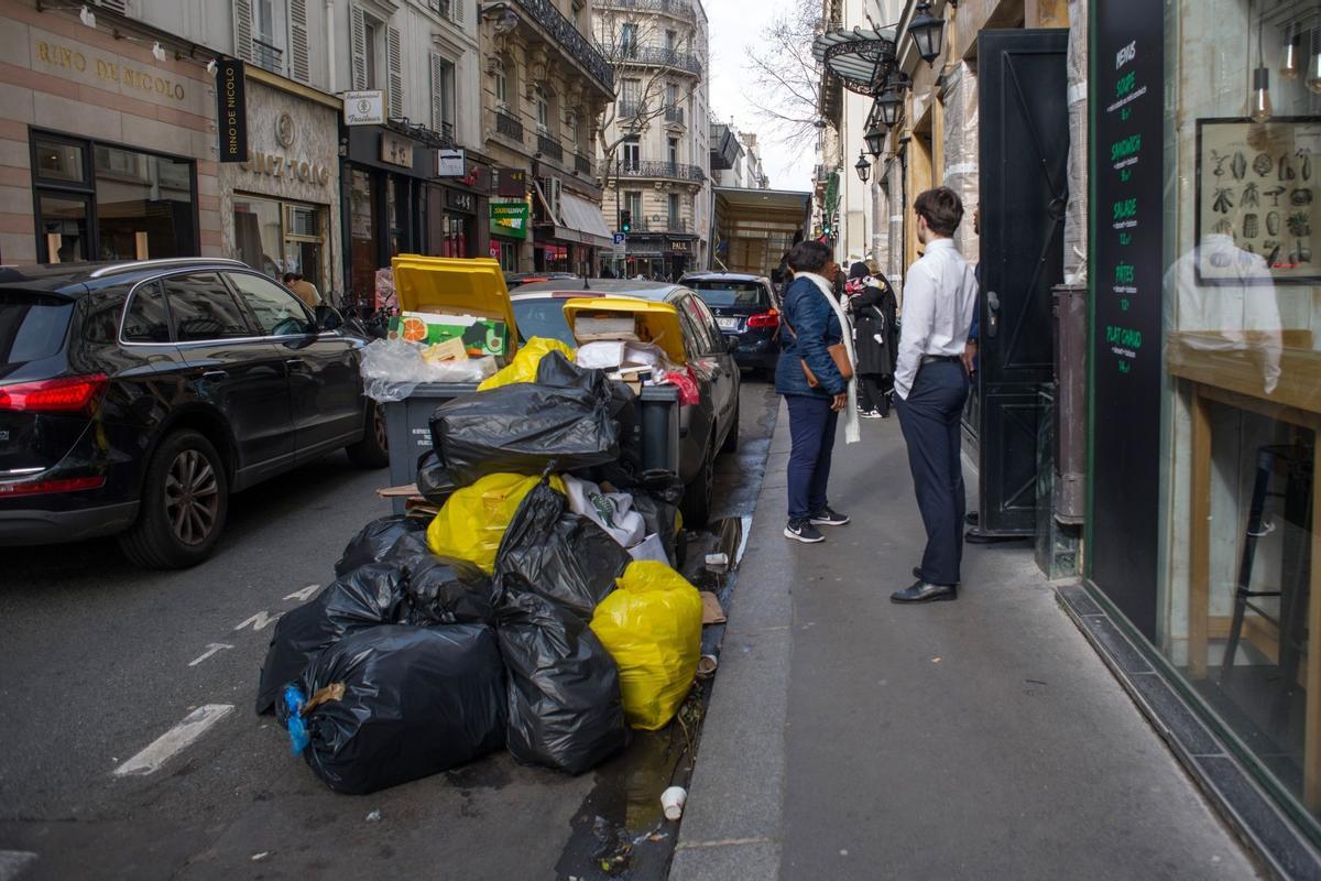 La basura se acumula en las calles de París mientras continúan las huelgas por las pensiones