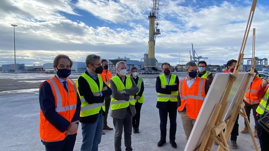 Un instante de la visita, con la presencia del conseller España y el presidente de la Autoridad Portuaria, Juan Antonio Gisbert, entre otros