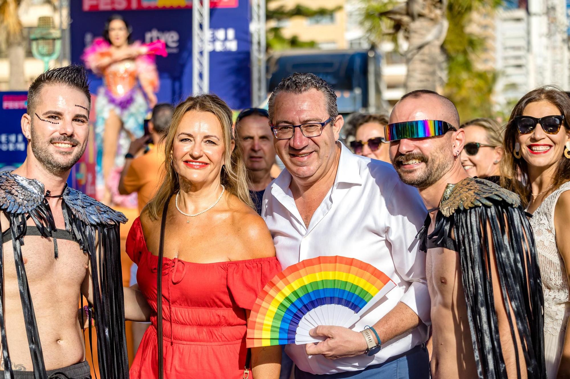 Cientos de personas festejan el Benidorm Pride con un multitudinario desfile y una fiesta en l'Aigüera