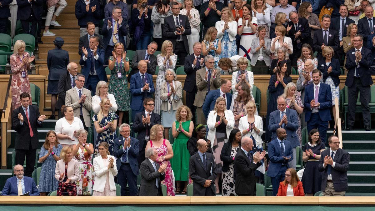 El palco de Wimbledon aplaude a Sarah Gilbert, una de las desarrolladoras de la vacuna de Astrazeneca