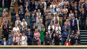 El palco de Wimbledon aplaude a Sarah Gilbert (sentada), una de las desarrolladoras de la vacuna de Astrazeneca.