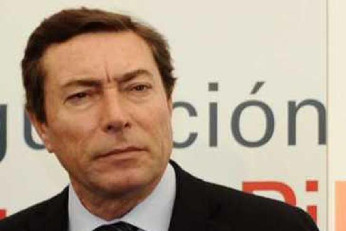 MARIO FLORES. CONSELLER DE INFRAESTRUCTURAS (PP). La ubicación, en manos de Fomento. El conseller adquiere el compromiso público de ubicar una Zona de Actividad Logística (ZAL) en la Vega Baja pero dijo que "lo primero es tener un trazado (marcado por Fomento) que cumpla los requisitos que necesita el transporte de mercancías, y después se decidirá la ubicación ideal por disponibilidad de suelo y conexiones".