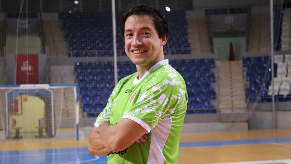 Chaguinha posa con la camiseta del Palma Futsal en las pistas de Son Moix.
