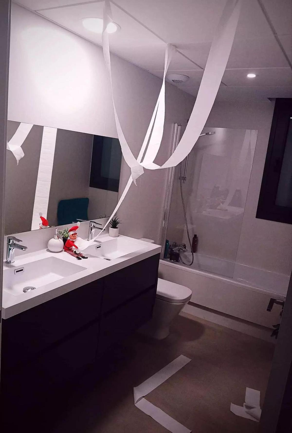 Un baño con papel higiénico fruto de una trastada del elfo.