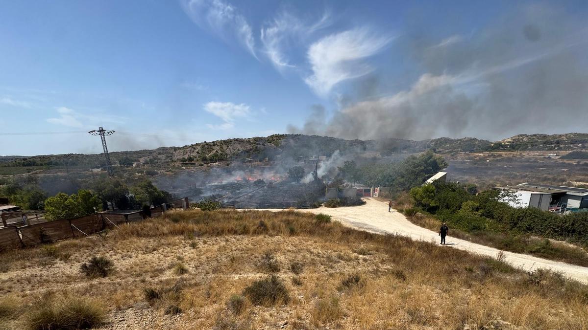 Incendio de matorrales en La Alcoraya en Alicante causado por una torre eléctrica