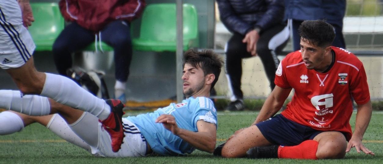 Jonatan Viera (derecha) en el suelo, tras ser derribado durante el partido ante el Unión Adarve.