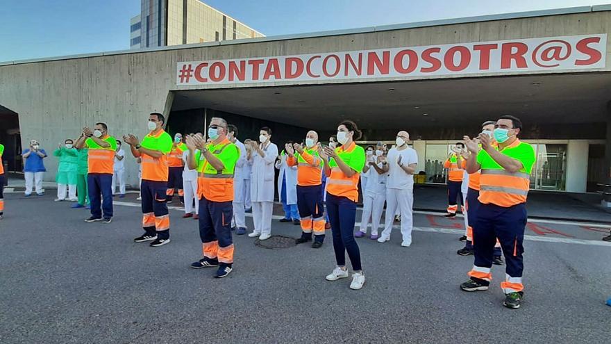 Personal sanitario aplaudiendo en la puerta del HUCA el pasado mes de mayo.