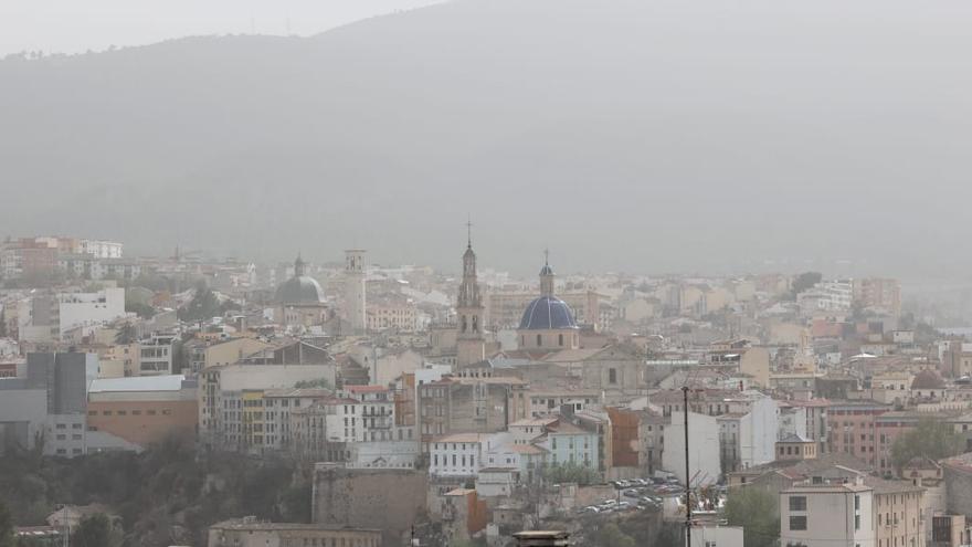 El interior de la provincia de Alicante registra máximas de 30 grados debido a la calima