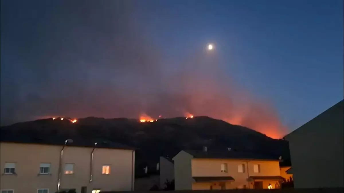Así se ve el incendio de Burgohondo desde Navaluenga, Ávila