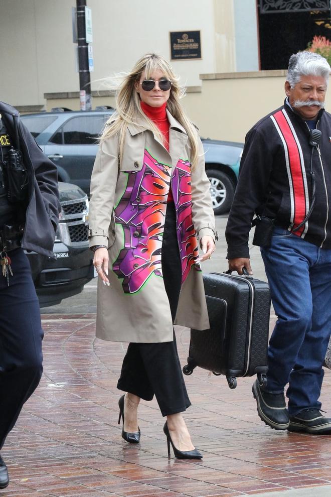 Heidi Klum con un original trench