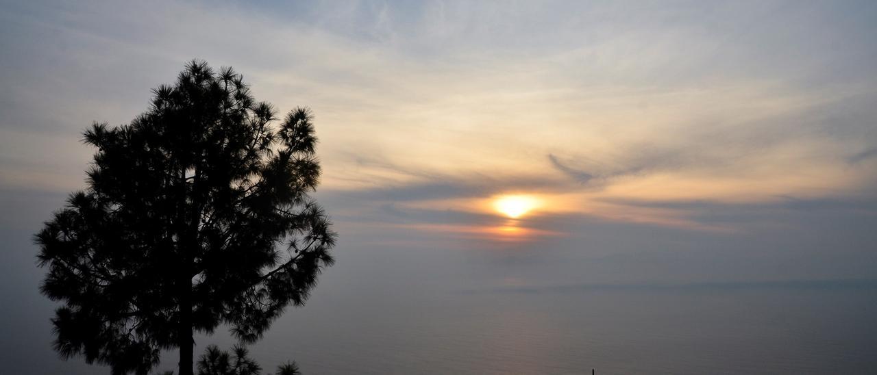 La ceniza que expulsa el volcán Cumbre Vieja sigue cubriendo el cielo de La Palma.