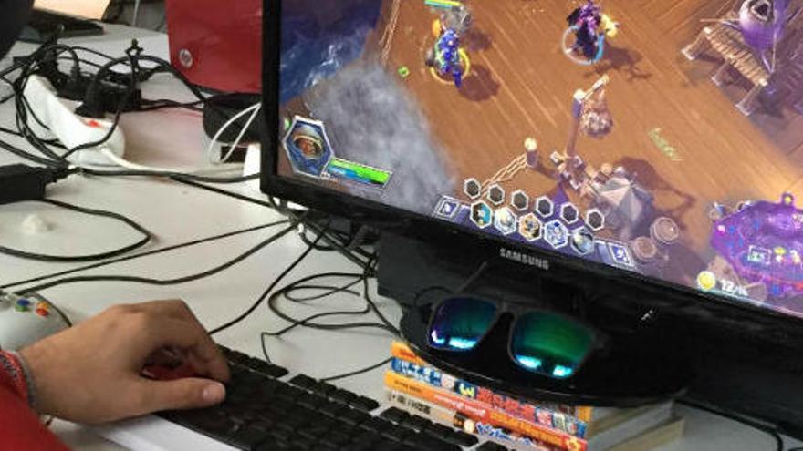 Un joven juega a un videojuego en un ordenador durante una convención