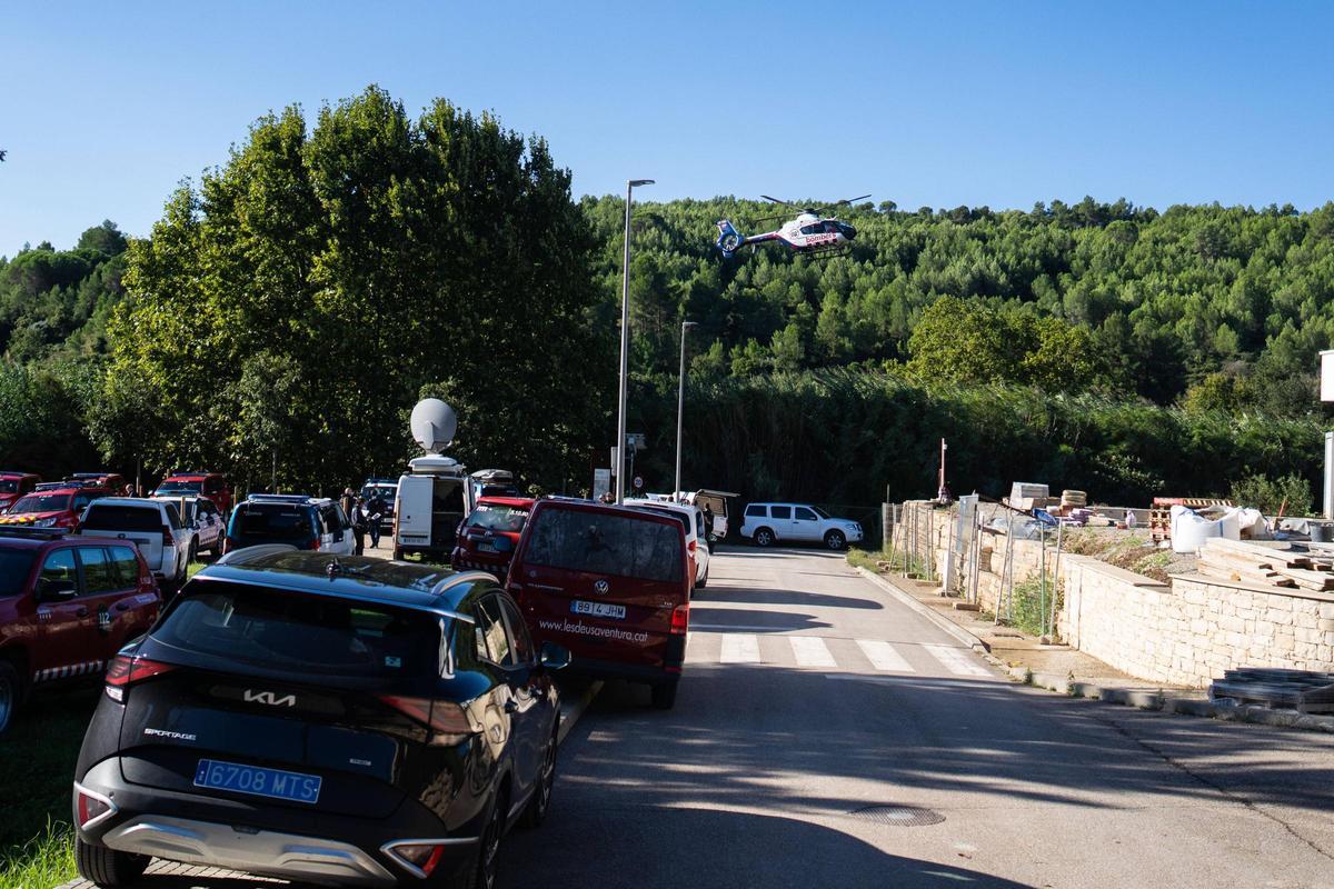 Los bomberos intensifican en Mediona la búsqueda del padre del menor hallado muerto