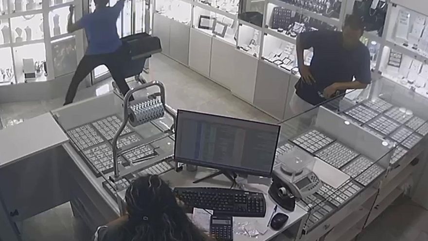 Entró como cliente, salió como cómplice: dos detenidos por el robo en una joyería de Águilas
