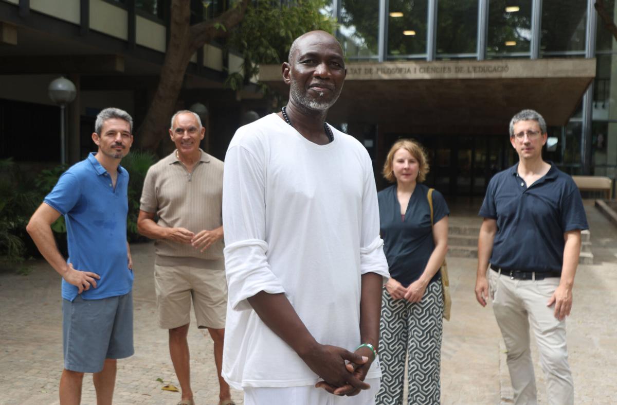 VALENCIA. VLC. Abu se matricula en la facultad. El senegalés al que le faltaban dos asignaturas para ser educador social recibe los euros recogidos en una colecta popular