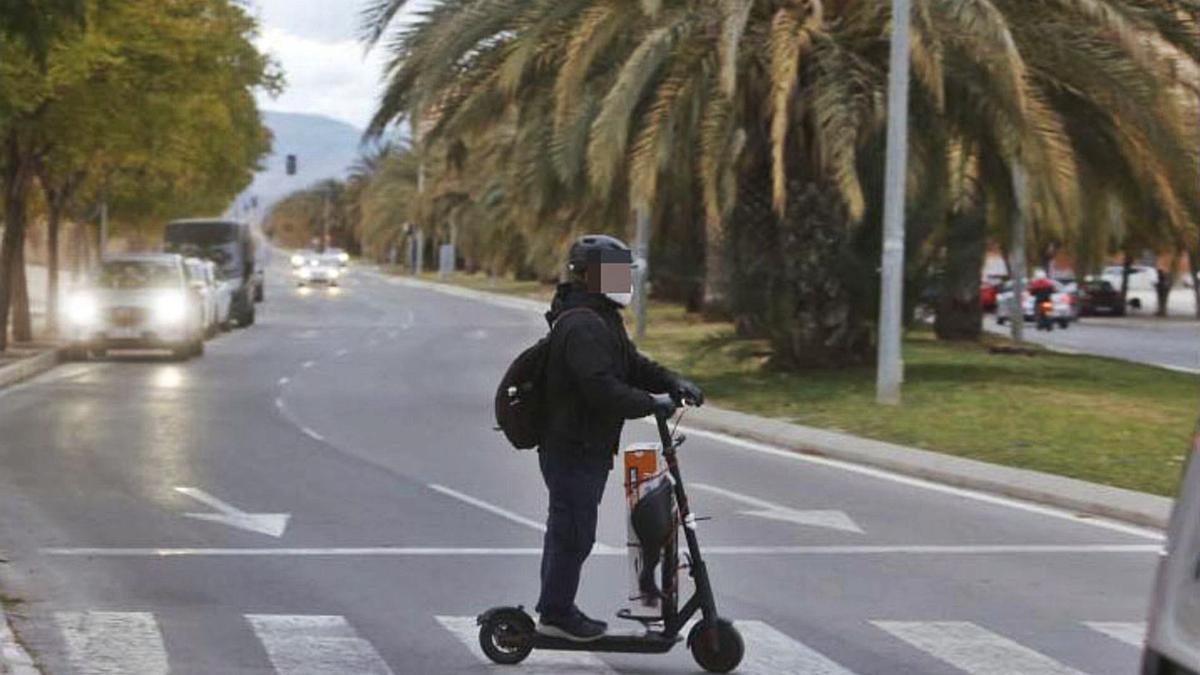 Imagen de ayer de la avenida Médico Ricardo Ferré, donde se habilitará el carril derecho para la circulación de los patinetes. |