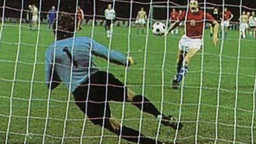 Panenka, en su famoso lanzamiento ante Maier.