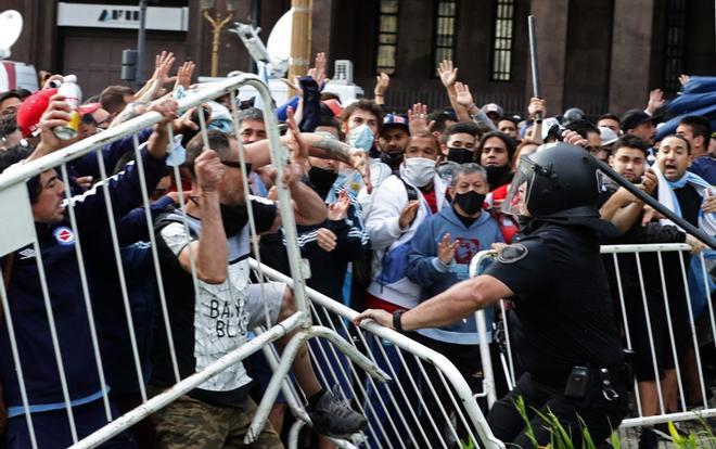 Momentos de tensión se han vivido en el ingreso al velatorio en Plaza de Mayo, cuando la Policía intentó dispersar a una multitud que se encontraba fuera de la fila establecida para acceder a la Casa Rosada