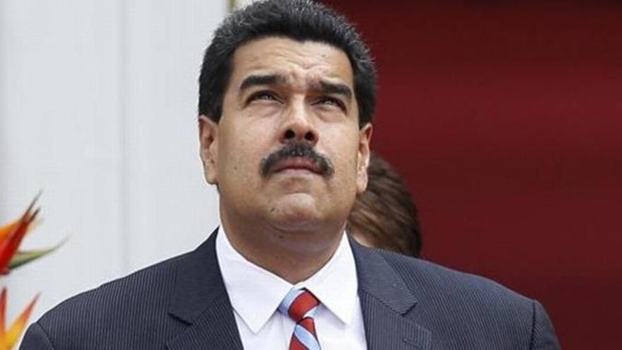 Maduro firma del decreto que fija el precio de los vehículos