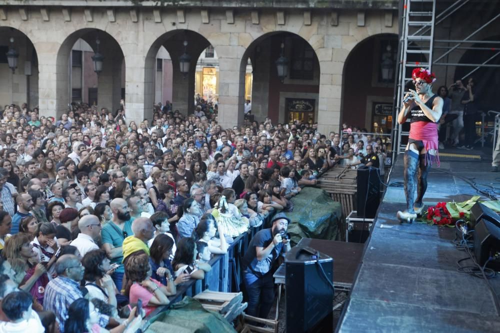 Rodrigo Cuevas en la plaza Mayor de Gijón