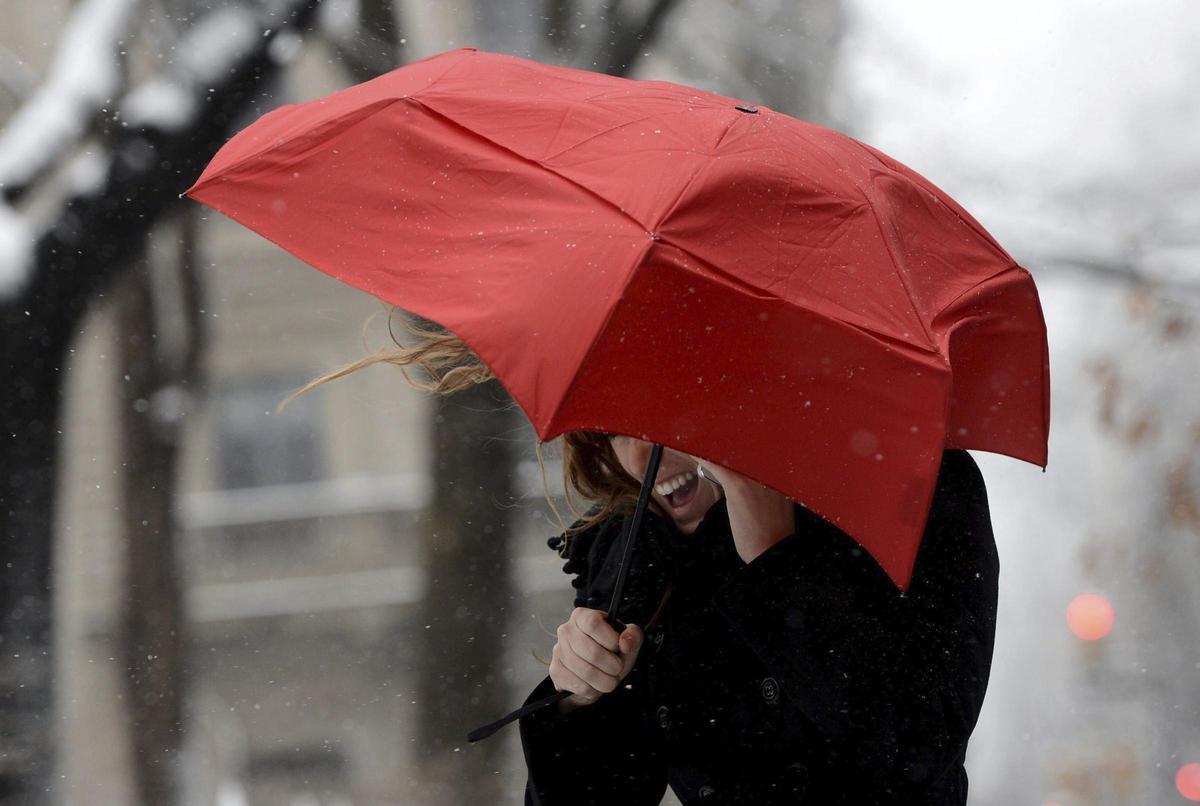 Una persona con un paraguas.