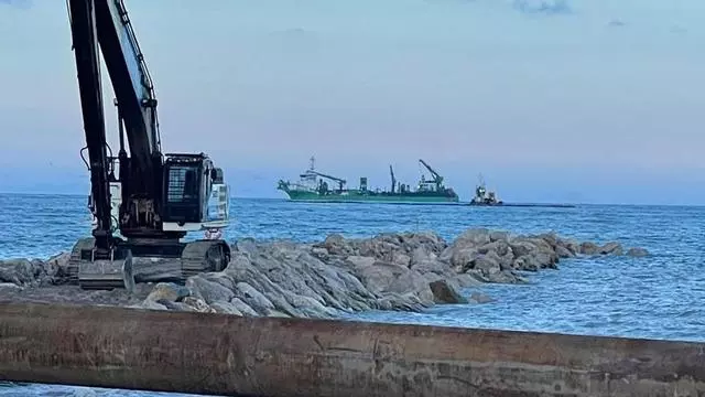 La megadraga Bonny River inicia el vertido de un millón de metros cúbicos de arena en las playas del Marenyet y l’Estany