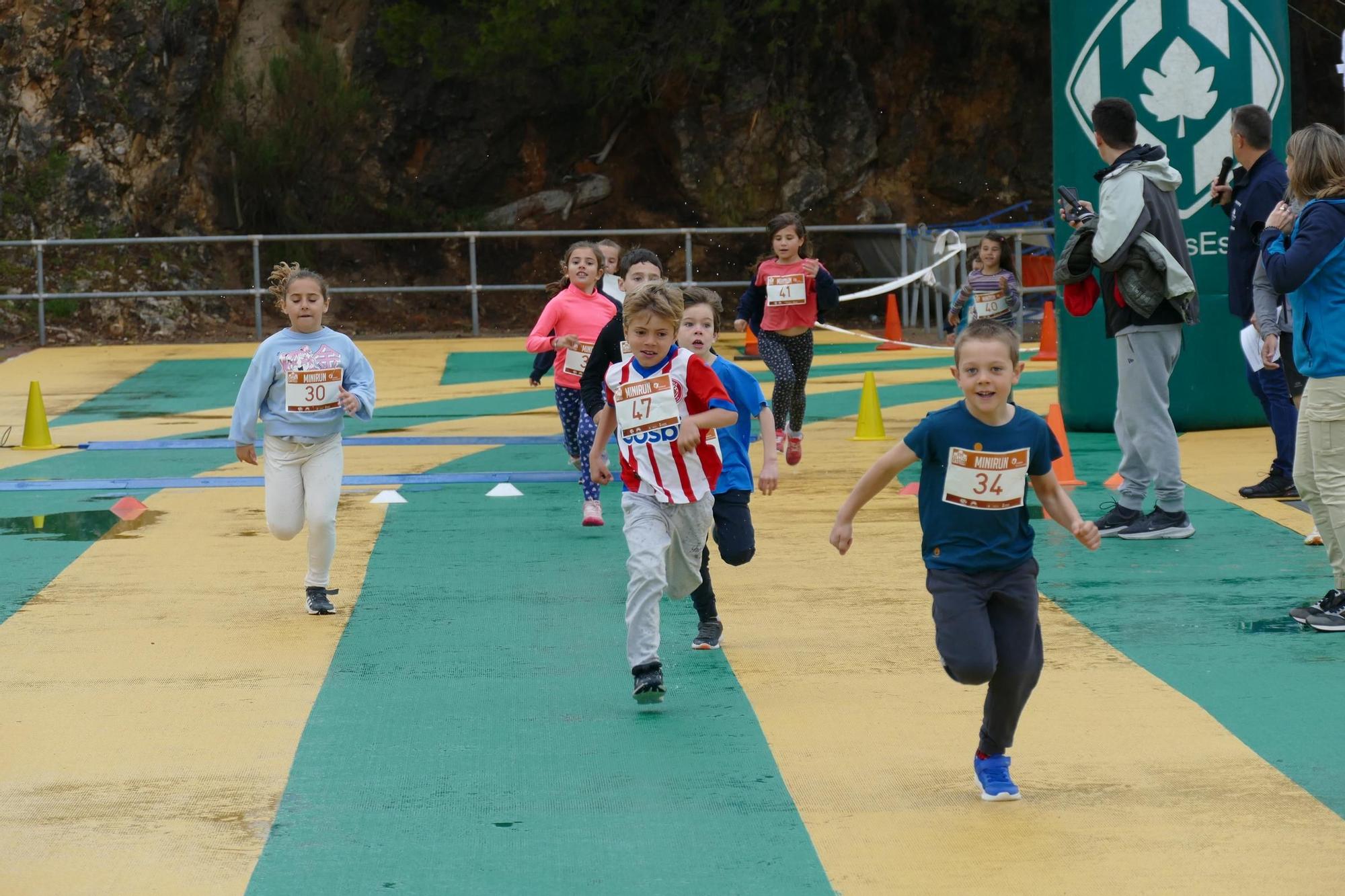 Unes 400 persones participen a la XVII Run Castell de Figueres