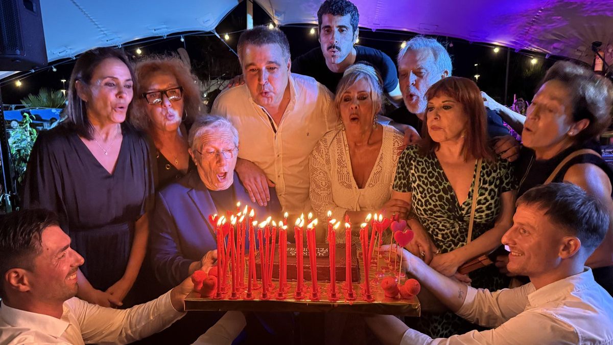 Roger Pallarols y Joan Pera soplando las velas de cumpleaños junto a un grupo de invitados