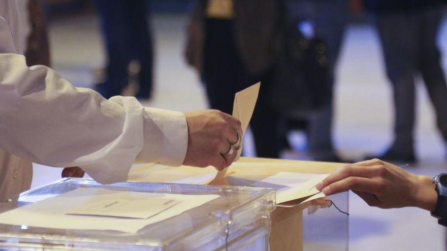 Un ciudadano deposita su voto para el Senado en las últimas elecciones en Zamora.