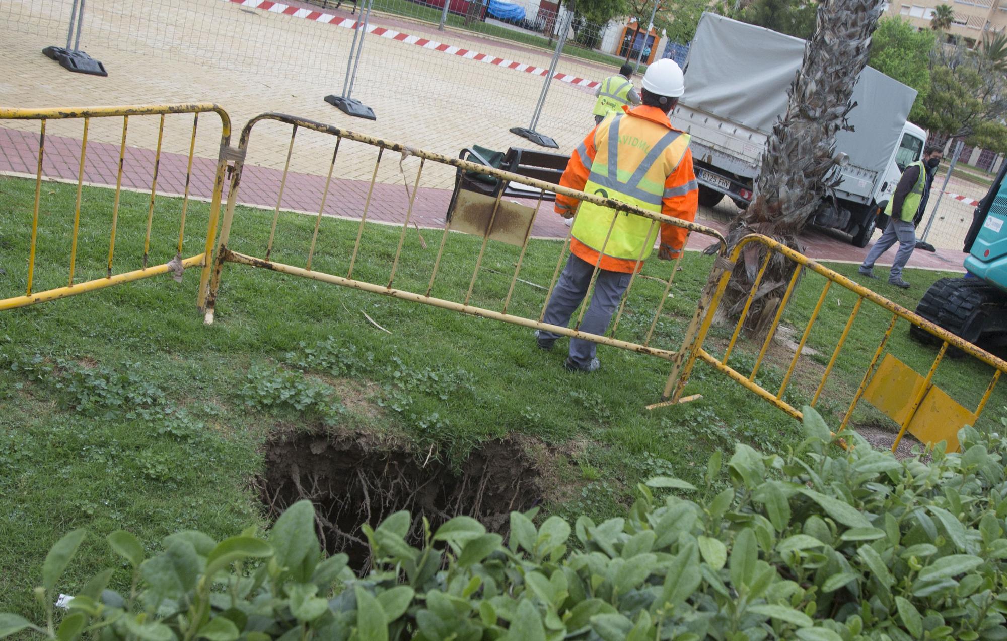 Socavón en el parque Joan Fuster de Alicante por la rotura del colector de aguas que pasa por debajo