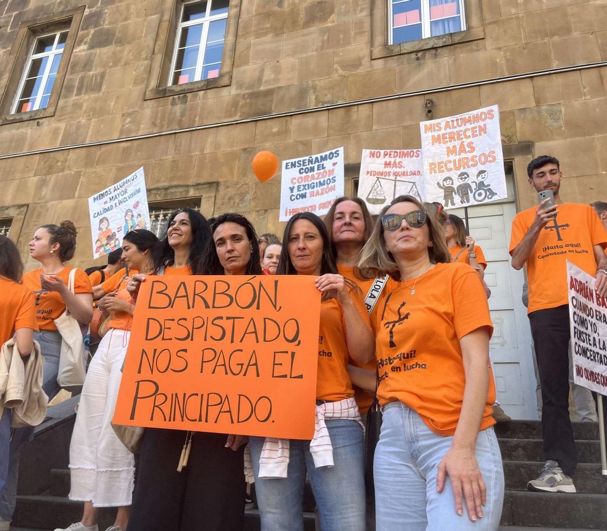 Profesoras del colegio Inmaculada de Gijón, durante la protesta de ayer. | MARCOS LEÓN
