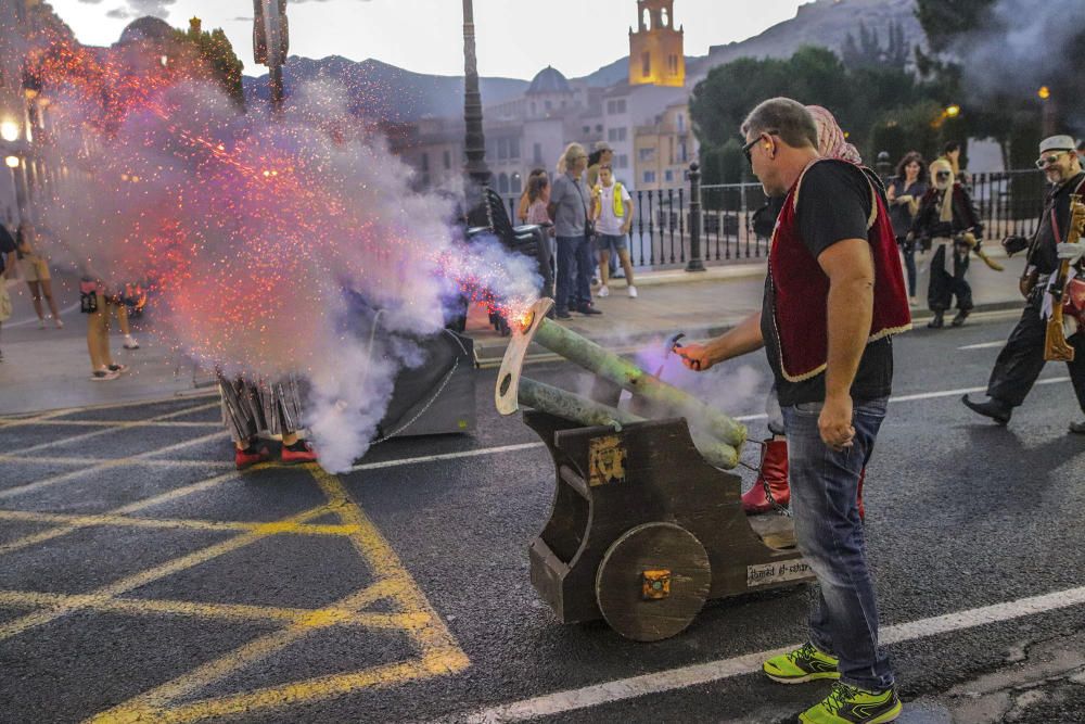 Las Fiestas de la Reconquista llenan las calles de olor a pólvora