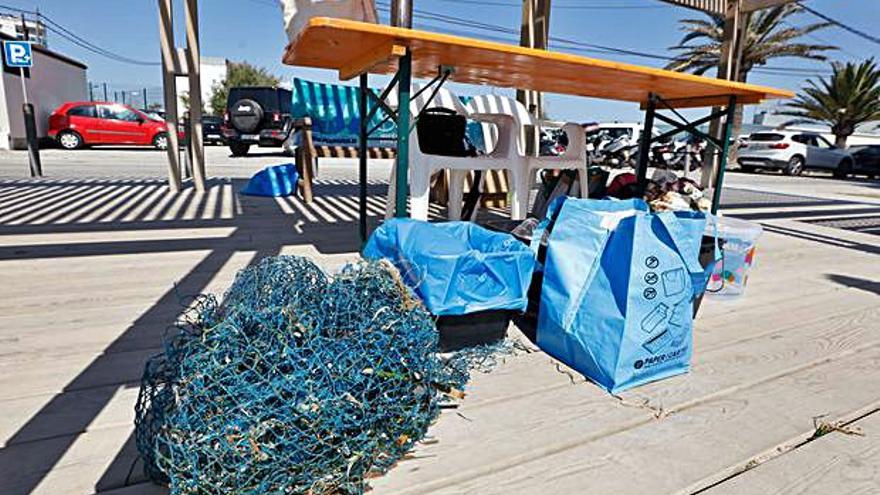 Los voluntarios hallaron una red de pesca durante sus labores de búsqueda.