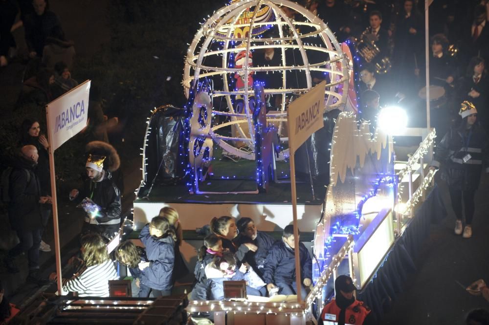 Los Reyes Magos recorren la ciudad desde O Castrillón hasta la plaza de María Pita.