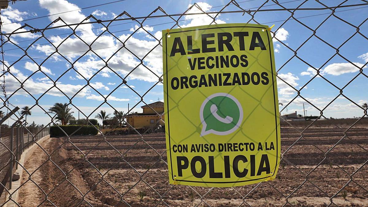 Cartel en una finca de Asprillas que alerta que los vecinos están movilizados contra los robos. | ANTONIO AMORÓS