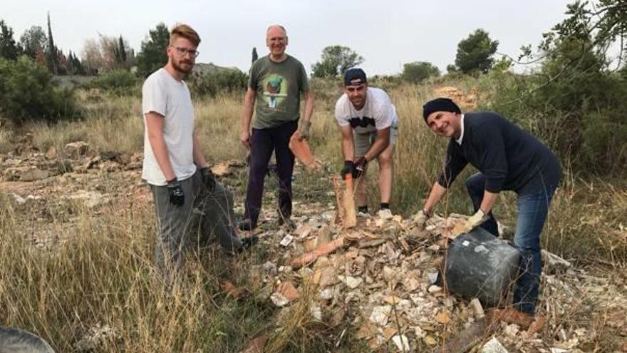 Miembros del club «Cunetes netes» en plena faena retirando escombros de un camino.